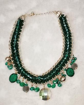 Collana di bigiotteria con pietre verdi