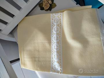 Coppia di asciugamani ricamati in 100% cotone