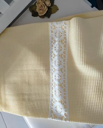 Coppia di asciugamani ricamati in 100% cotone