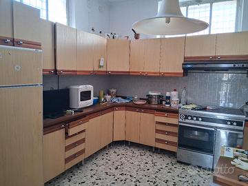 cucina tutto incluso ,più fornello ,tavolo armadio