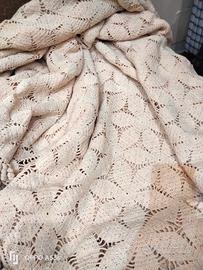 Coperta in cotone fatta all'uncinetto col