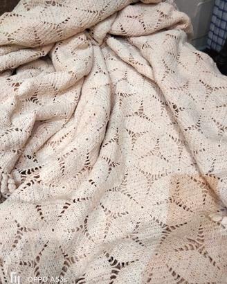 Coperta in cotone fatta all'uncinetto col