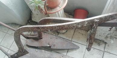 aratro in ferro , originale ,antico