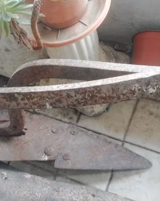 aratro in ferro , originale ,antico