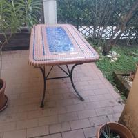 Tavolo da esterno mosaicato
