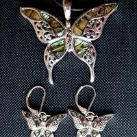 Set di orecchini e ciondolo a farfalla romantica