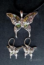 Set di orecchini e ciondolo a farfalla romantica