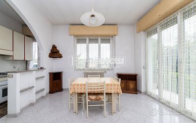 QUADRILOCALE IN VILLA CON GIARDINO PRIVATO DI 443