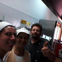 Chef di cucina con aiuto cuoco a chiamata