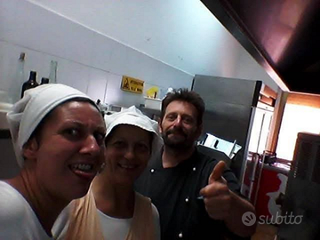 Chef di cucina con aiuto cuoco a chiamata