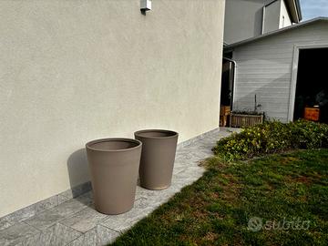 2 grandi vasi da giardino color tortora,come nuovi