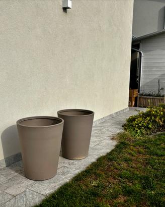 2 grandi vasi da giardino color tortora,come nuovi