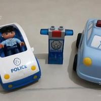 2 auto della polizia e personaggio LEGO
