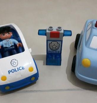 2 auto della polizia e personaggio LEGO