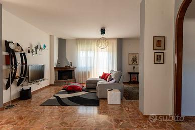 Ampio attico con veranda, box e posto auto