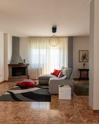 Ampio attico con veranda, box e posto auto