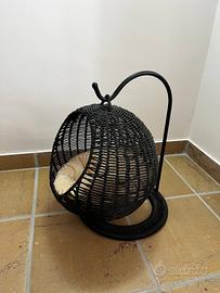 Cuccia sospesa per gatto in rattan con supporto