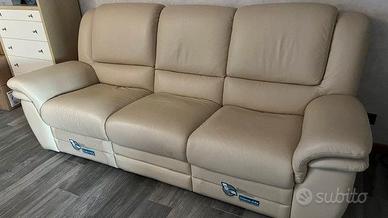 divano 3 posti in pelle beige e due sedute relax