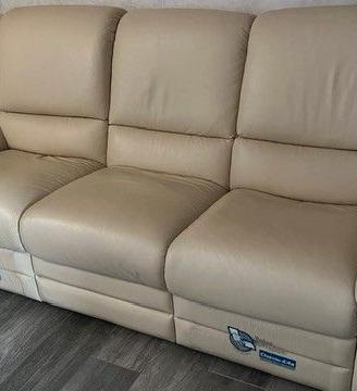 divano 3 posti in pelle beige e due sedute relax