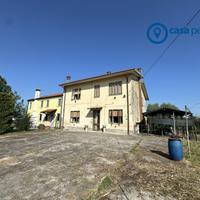 Bifamiliare con fienile ed ampio parco