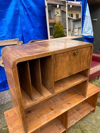 Mobiletto con giradischi