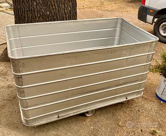 Carello portabiancherie in alluminio con rotelle