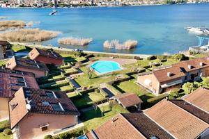 VILLA A SCHIERA A PARATICO