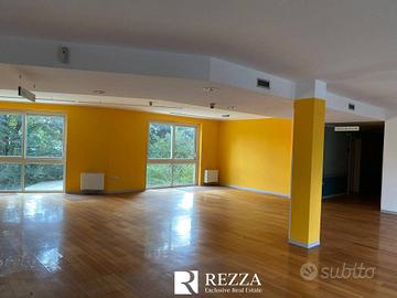 Palazzo / Stabile di 2588 m² con 1 locale a Guanza