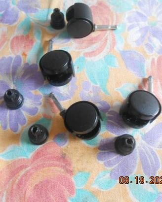 4 rotelline di plastica complete per mobili