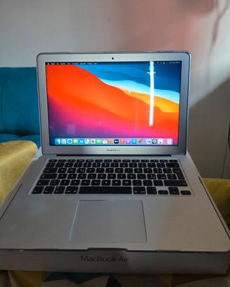 macbook air 13" i5 2017 con pochissimi cicli 