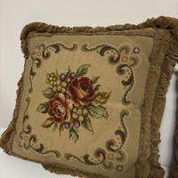 Cuscini, banner e porta foto ricamati a mano