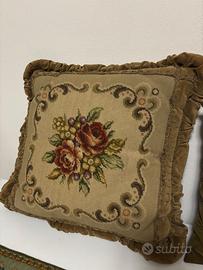 Cuscini, banner e porta foto ricamati a mano