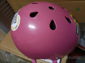 Casco rosa ginocchiere coppia pedali