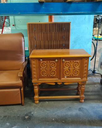 Mobiletto Basso Intagliato a Mano + Cassettiera 