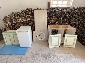Cucina rustica con frigorifero e lavello