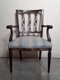 Poltroncina d'epoca in legno intagliato, restaurat