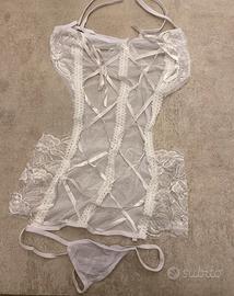 Set  con corsetto e pizzo bianco