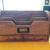 Organizer da scrivania in legno di mango. 
