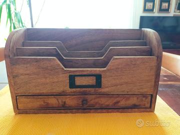 Organizer da scrivania in legno di mango. 