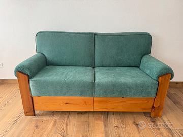 Divano verde in legno