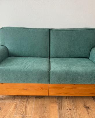 Divano verde in legno