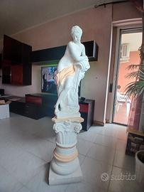 STATUTA IN GESSO VERSATRICE CON BROCCA PIEDISTALLO