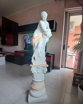 STATUTA IN GESSO VERSATRICE CON BROCCA PIEDISTALLO