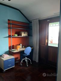 Cameretta completa con letto, armadio, scrivania e