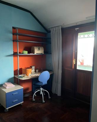 Cameretta completa con letto, armadio, scrivania e