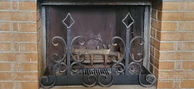 alari ed attrezzatura per camino in ferro 