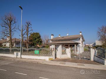 VILLA SINGOLA CON CURATO GIARDINO