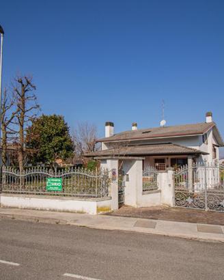 VILLA SINGOLA CON CURATO GIARDINO