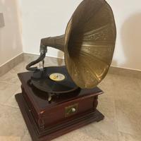 Grammofono d’epoca in legno e ottone a tromba