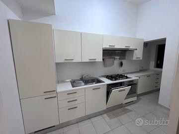 Cucina completa di elettrodomestici